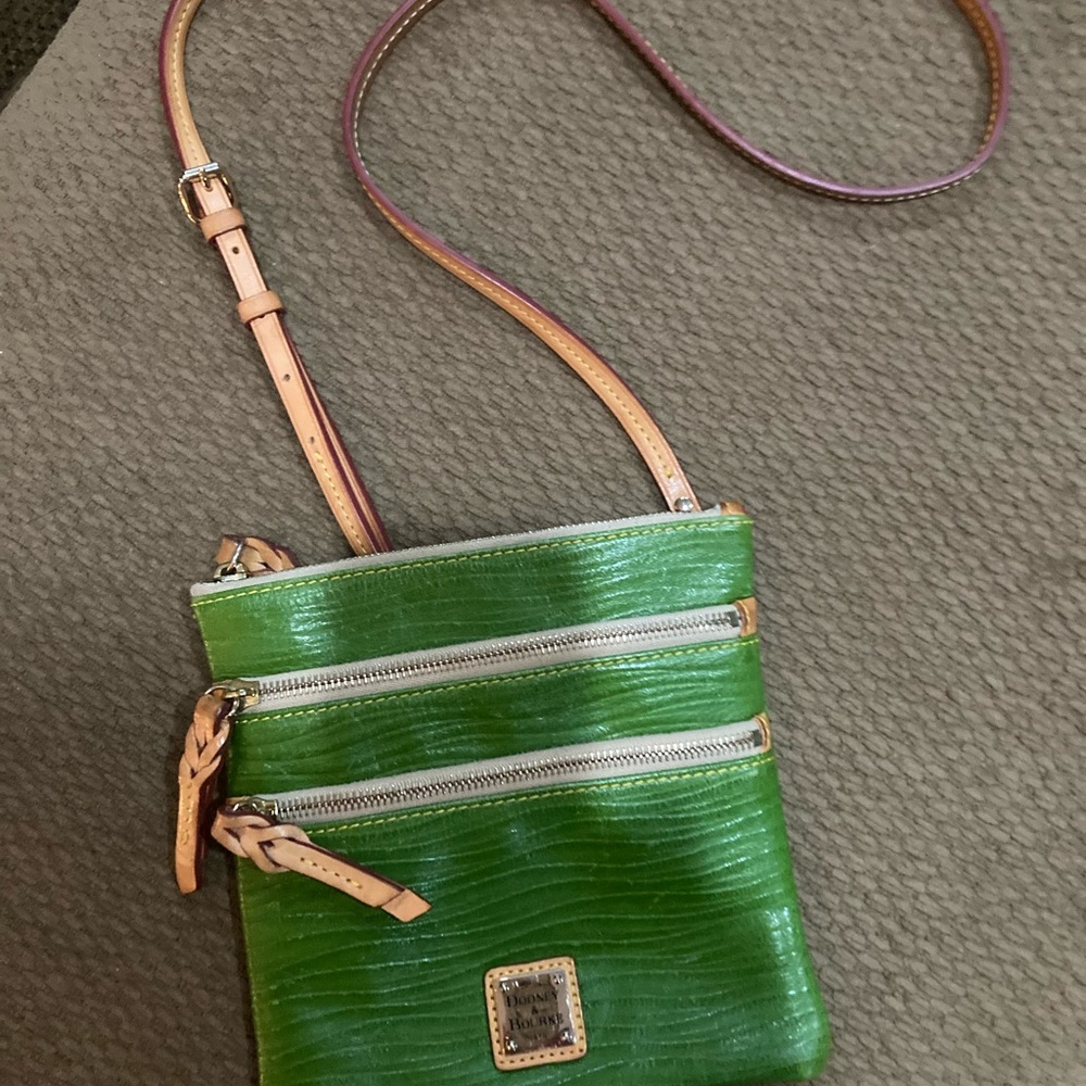 Dooney & Bourke green 💚 Crossbody Bag LeatherHandbag is 8X8 2 pockets on front